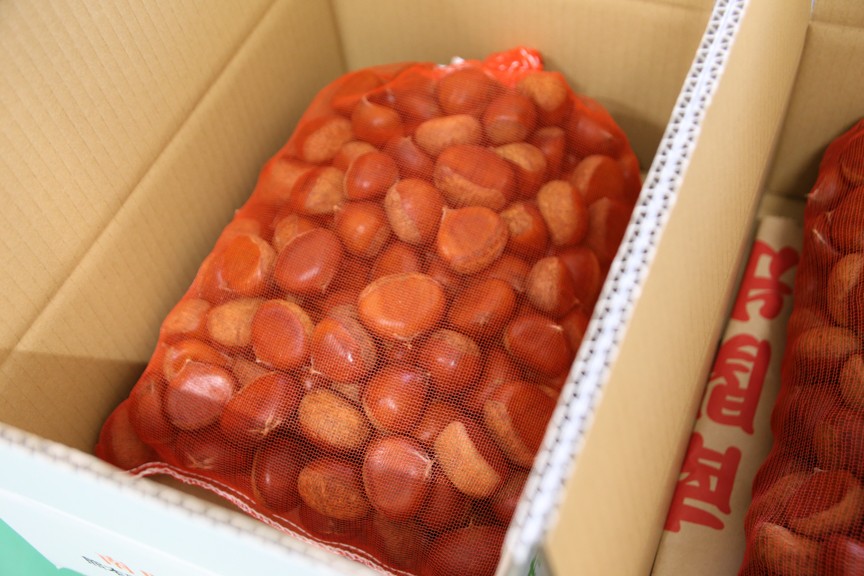 新鮮な栗本来の味を味わっていただきたいので冷蔵でお届けします