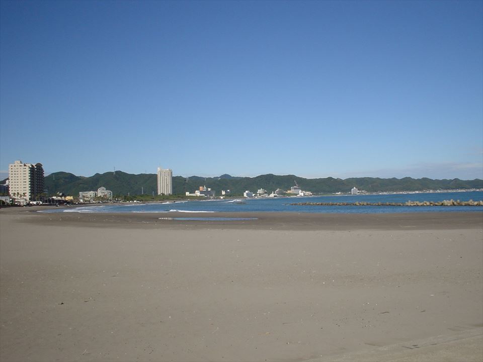 久根崎善次郎商店より徒歩1分のところに前原海岸(海水浴場)があります