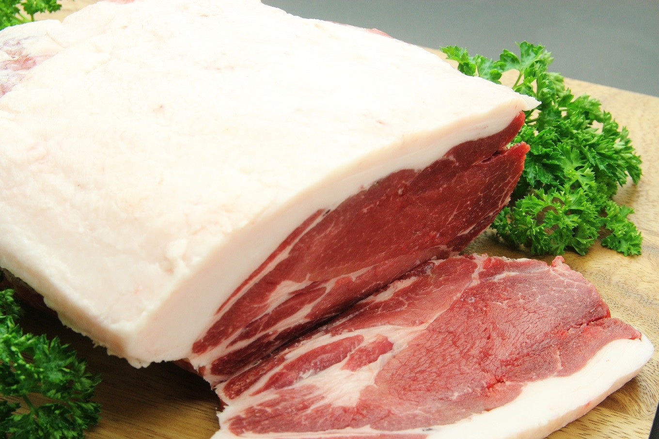 京丹波町の豊かな山の恵みを食べて育った猪肉は脂がのって絶品です。