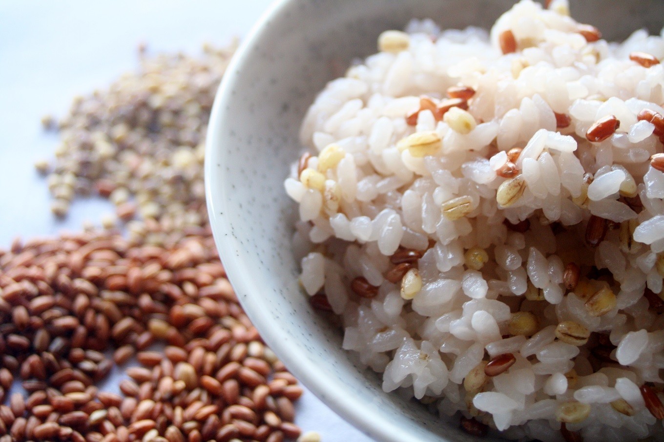 白米1合に、もち麦、赤米を大さじ1杯ずつ入れて炊くだけ。