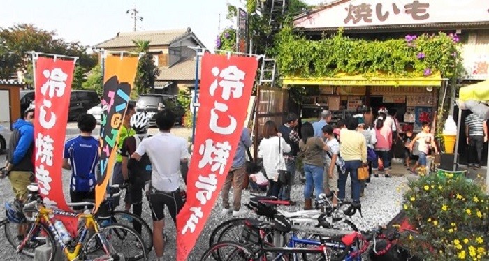 夏でも大行列ができるほど待ってでも食べたい人気の焼き芋屋さんです!!