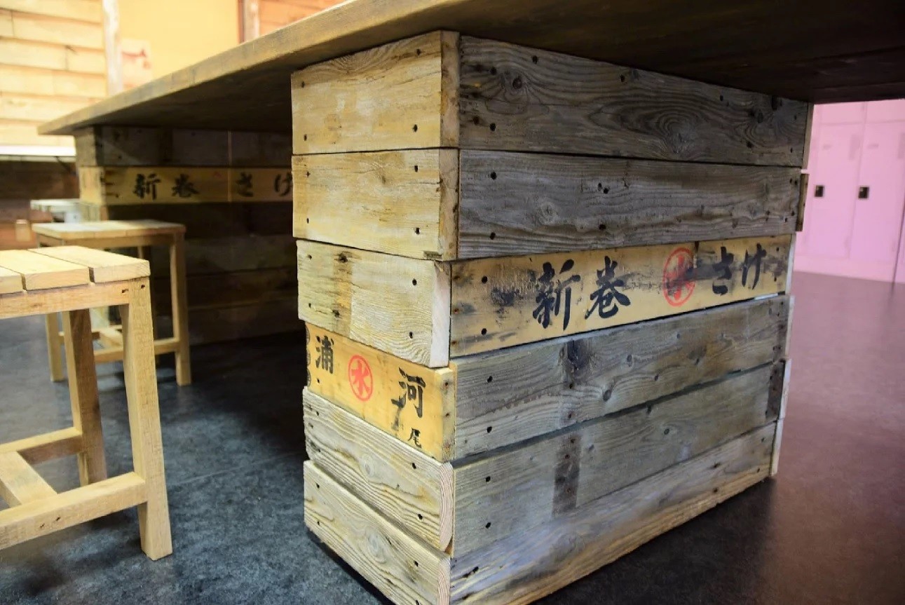 こちらは地元で使われていた鮭箱を活用!