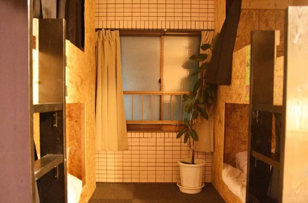 こちらはドミトリー部屋。所々にお風呂の名残が見られます。