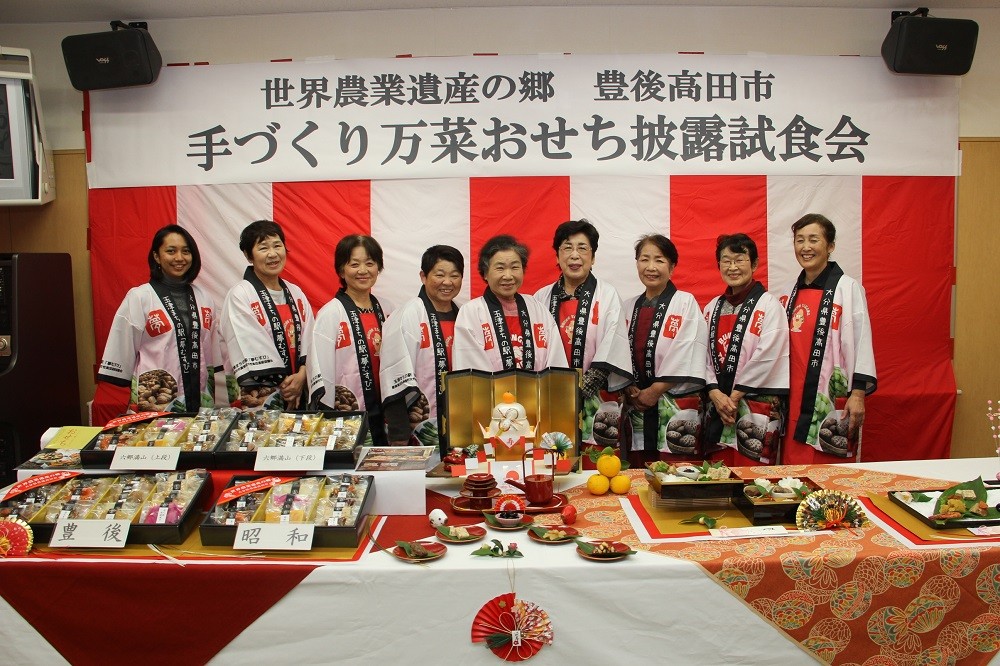 写真は昨年のおせち披露試食会の様子です