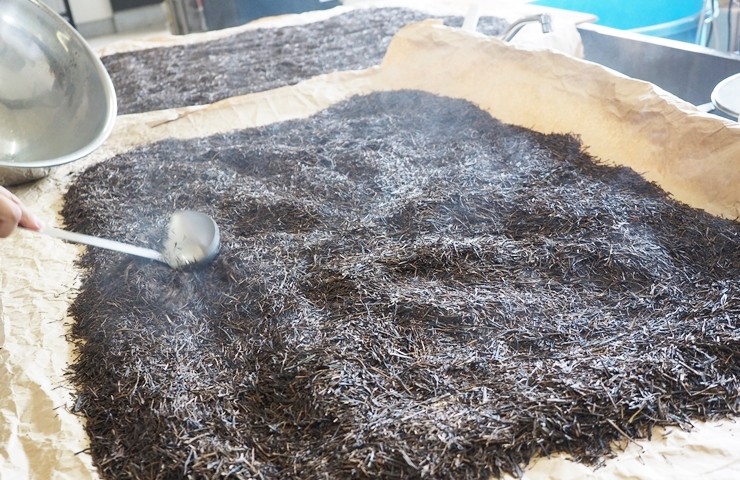 作業場に広げられた茶葉の山。