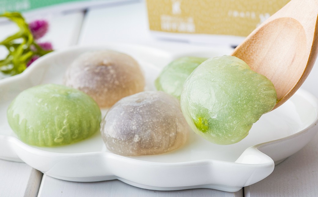 ひと口サイズのわらび餅にとろり溶け出す餡が入った『雪のようせい』