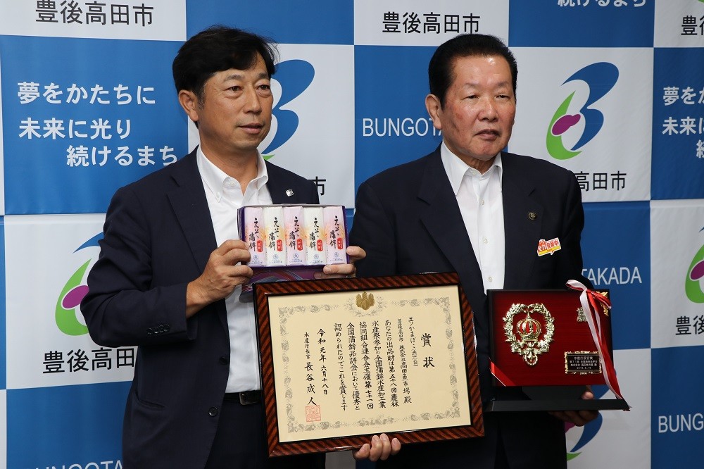 写真は、地元豊後高田市長へ報告会の様子