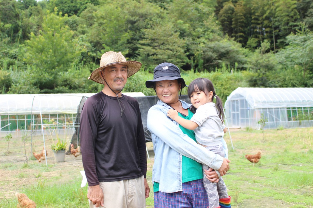 川村さん家族とにわとりさんたち。みんなで暮らしています。