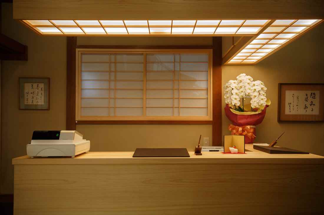 まずは建物向かいのフロントでチェックイン