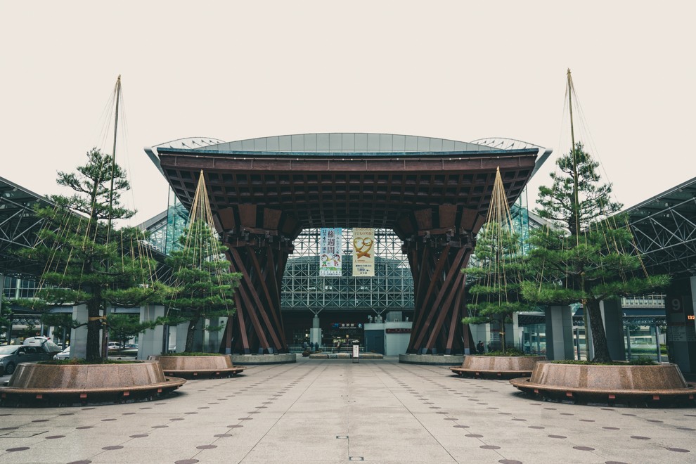 ⾦沢駅