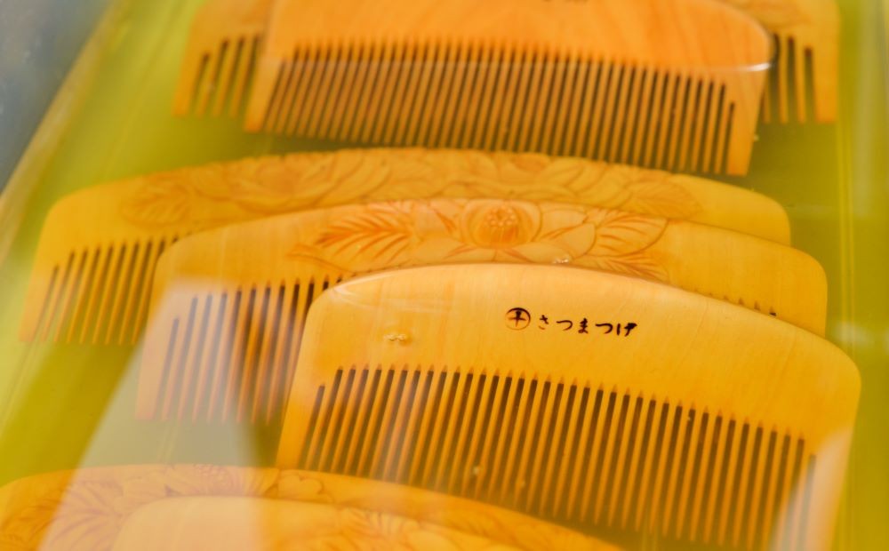 椿油を染み込ませて使用することで、髪・櫛に自然な艶を与えます。
