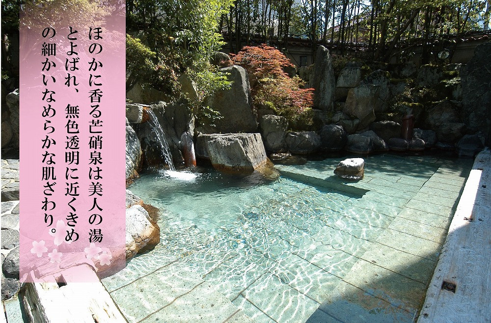 夜は天の川と流れ星をイメージしたライトアップが行われ幻想的に