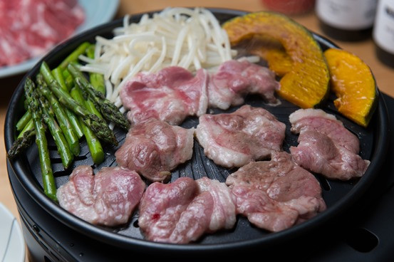 シンプルに美味しい味付けなしの【生ラム】柔らかい肩ロースのみを使用