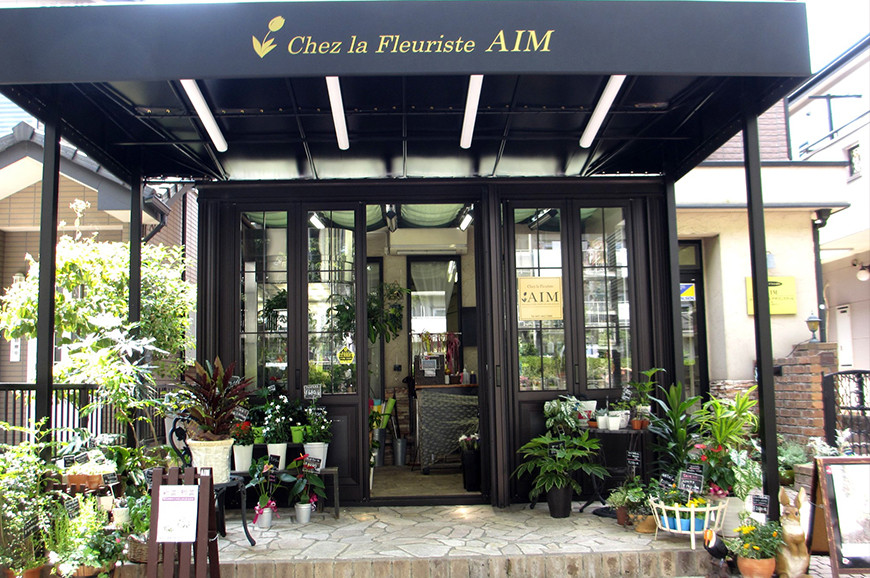 パリの街角で見かけるような小さな花屋をコンセプトにしたエイム本店