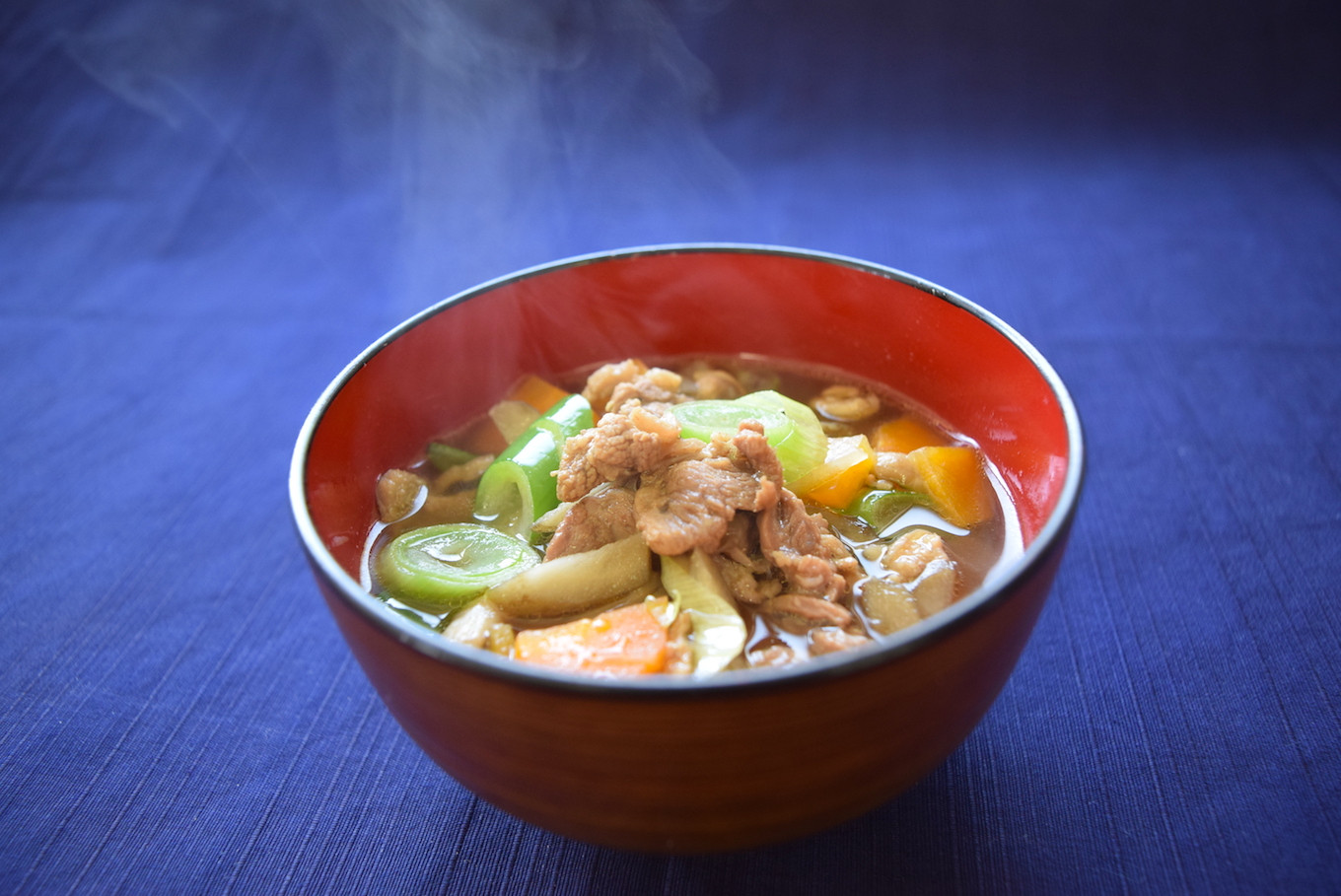 体の芯から温まる、野菜たっぷり鴨汁。ご飯がすすみます