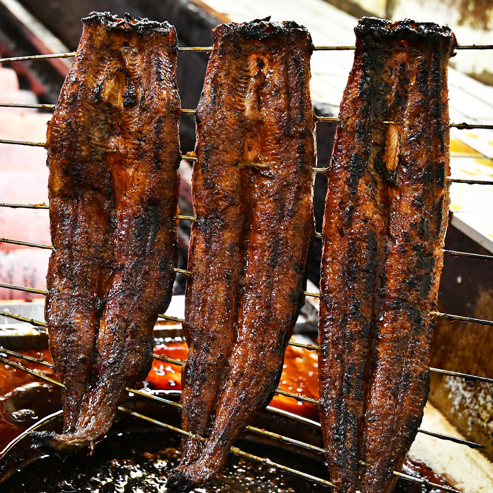 30年以上の歴史をもつ少し甘口の秘伝のタレを漬けて焼きます