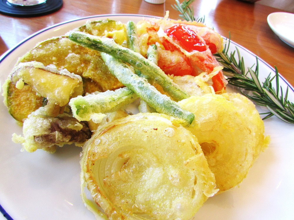 《菜の花油で揚げた野菜の天ぷら》