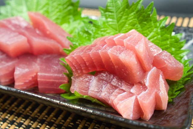 解凍して切るだけで天然マグロがのお刺身が出来上がり!