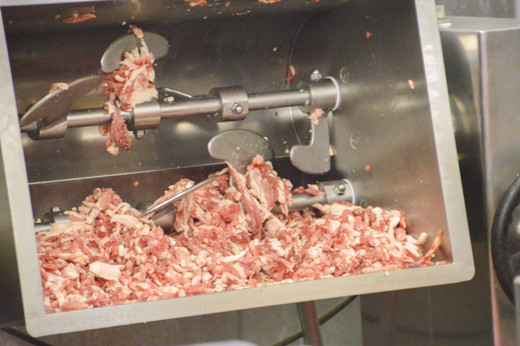 解凍したお肉の塊を、細かくカットします。