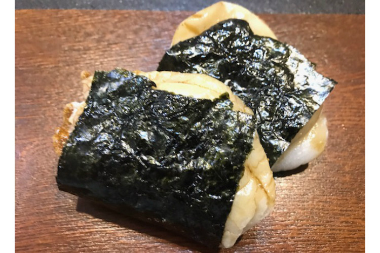 焼いてお醤油をまぶし海苔で巻きました。