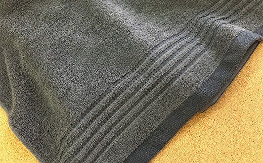タオルの両端にはシルク糸タッチの上品な地模様