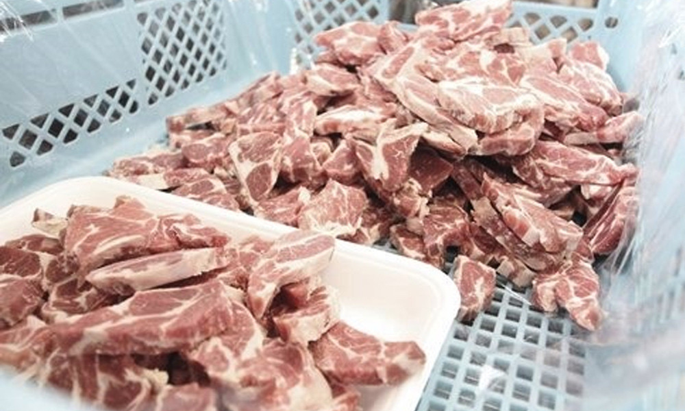 68%OFF!】 羊肉 生ラム肉 肩ロース 1kg 500g×2 焼き肉 ジンギスカン 冷蔵チルド 真空パック 自家製タレ付属 BBQ バーべキュー  焼肉