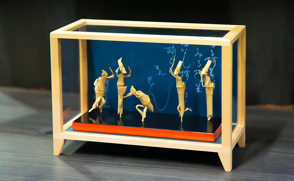 阿波踊り竹人形 5人立 ガラスケース入り 本藍染和紙使用 - 徳島県美馬