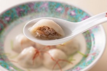 小籠包から染み出るアツアツのスープにご注意ください!