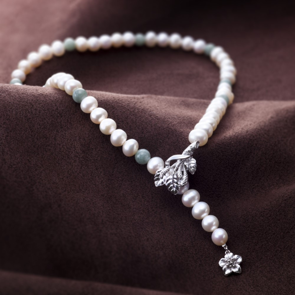 1周年記念イベントが ふるさと納税 甲府市 淡水真珠の寿ぎネックレス 翡翠使用