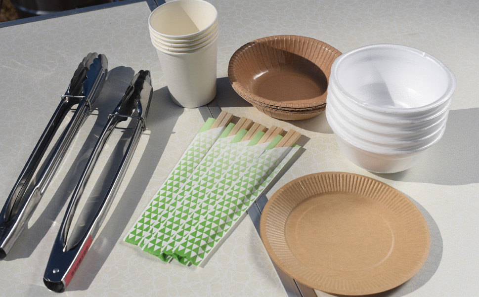 紙皿、紙コップ、割り箸、トング