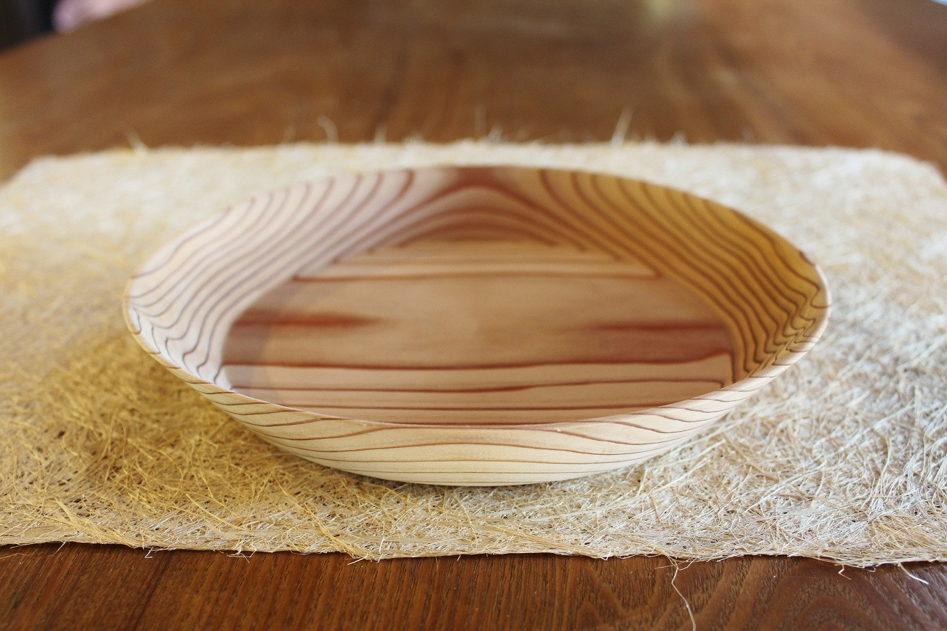 京丹波産スギでつくる木のお皿。