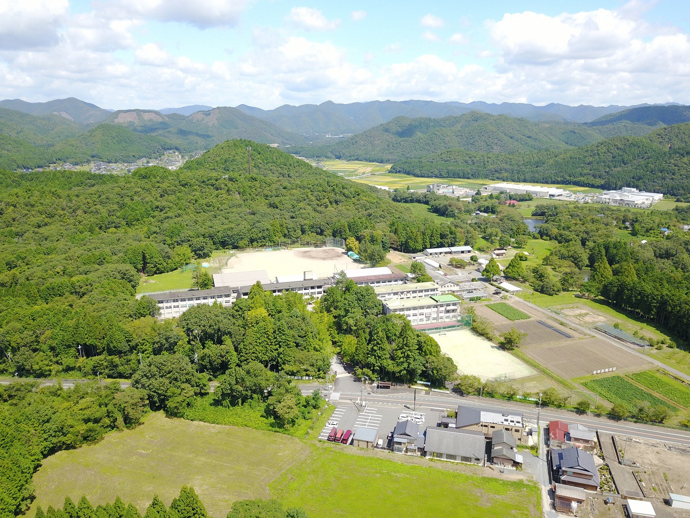 広い敷地の須知高校では、農業、食品加工を学ぶ施設・環境が充実。