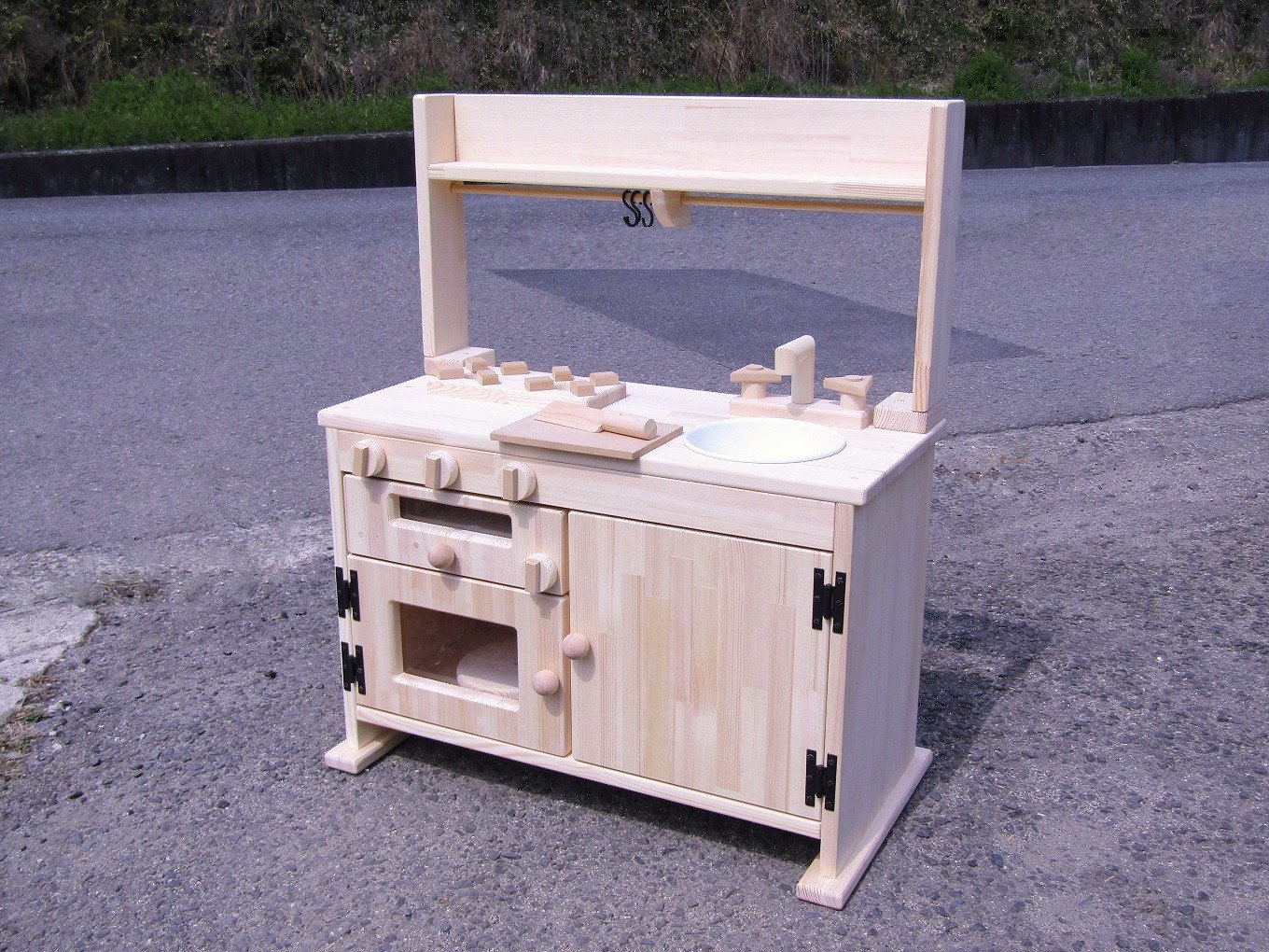 BN033】手作り木製 棚付き ままごとキッチン・魚焼きグリル付き 素材色