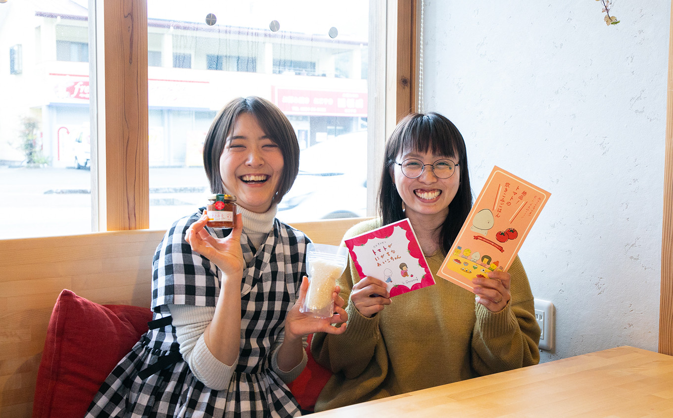 「旅するおむすび屋」の菅本さんと「とまとみそ」を作っている松岡さん