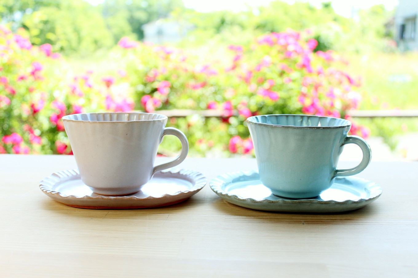 コーヒーカップとソーサーのペアカップ（画像はピンクと青）。