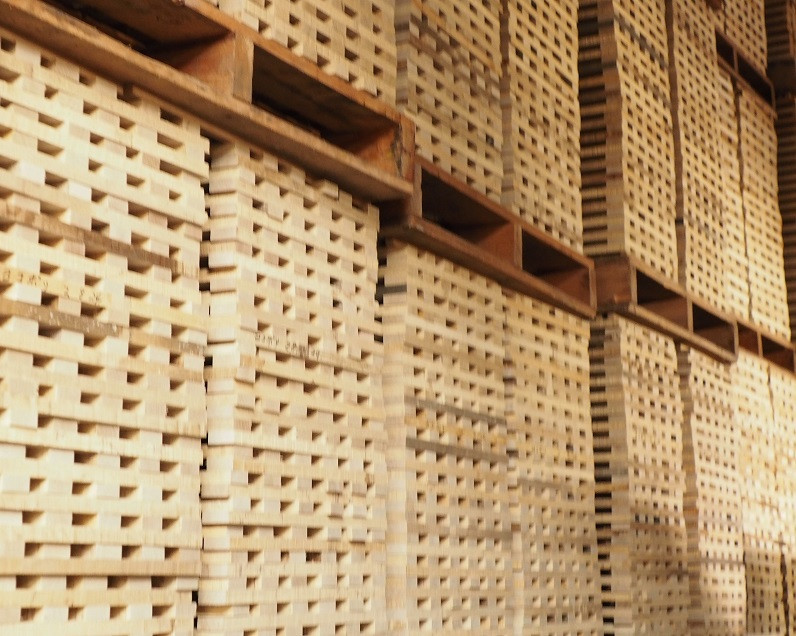 工場にはドラムスティックの製造のための、木材が並んでいます。