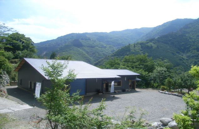(写真:しんすい椎葉本店 工場風景)