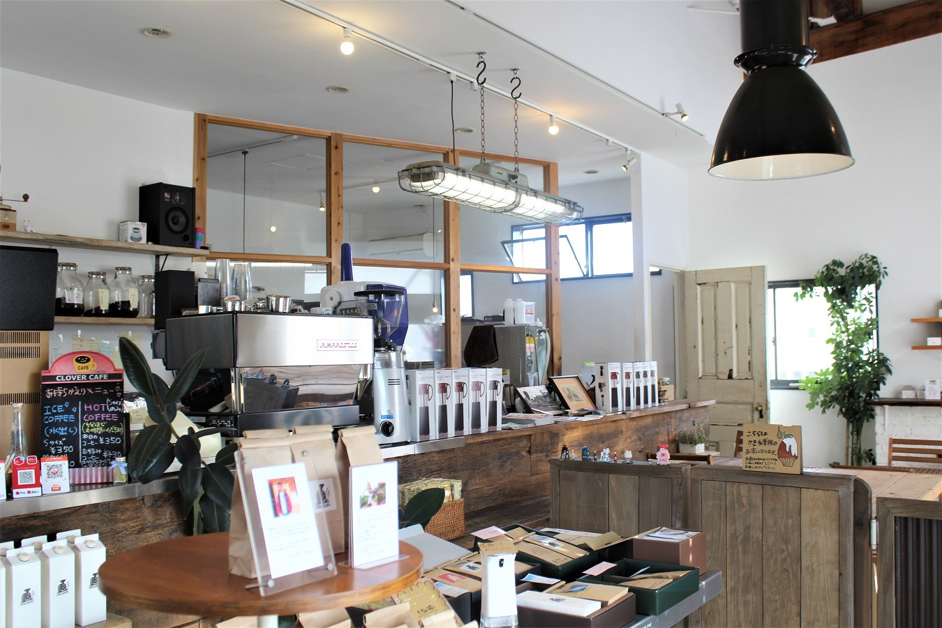 コーヒー・ア・ゴー!ゴー!店内の様子。旬のコーヒーが並ぶ。