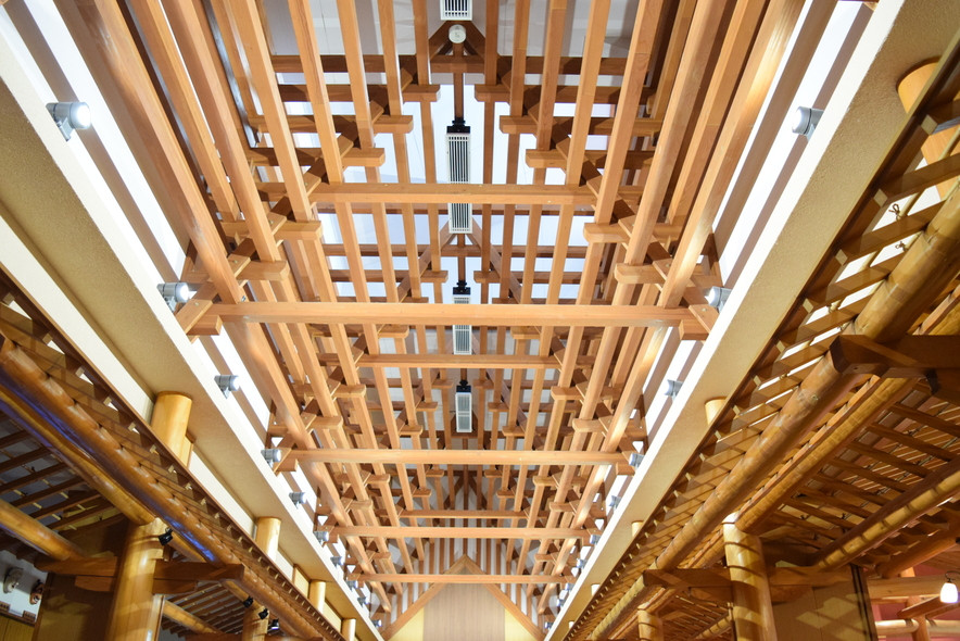天井が高く開放感あふれる館内は、木の温もりを感じる和モダンな雰囲気。