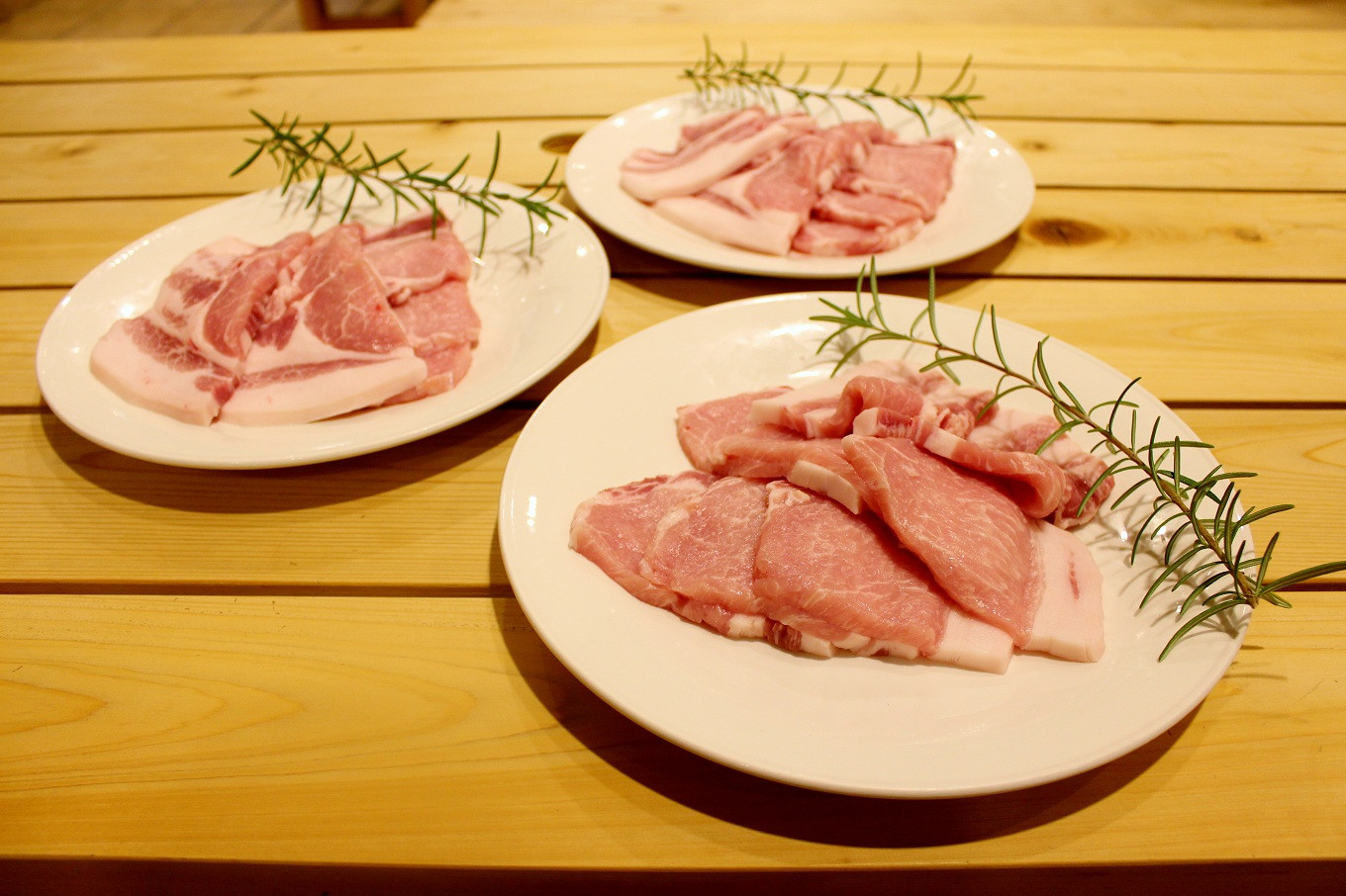 京丹波高原豚ロース焼き肉1kg。