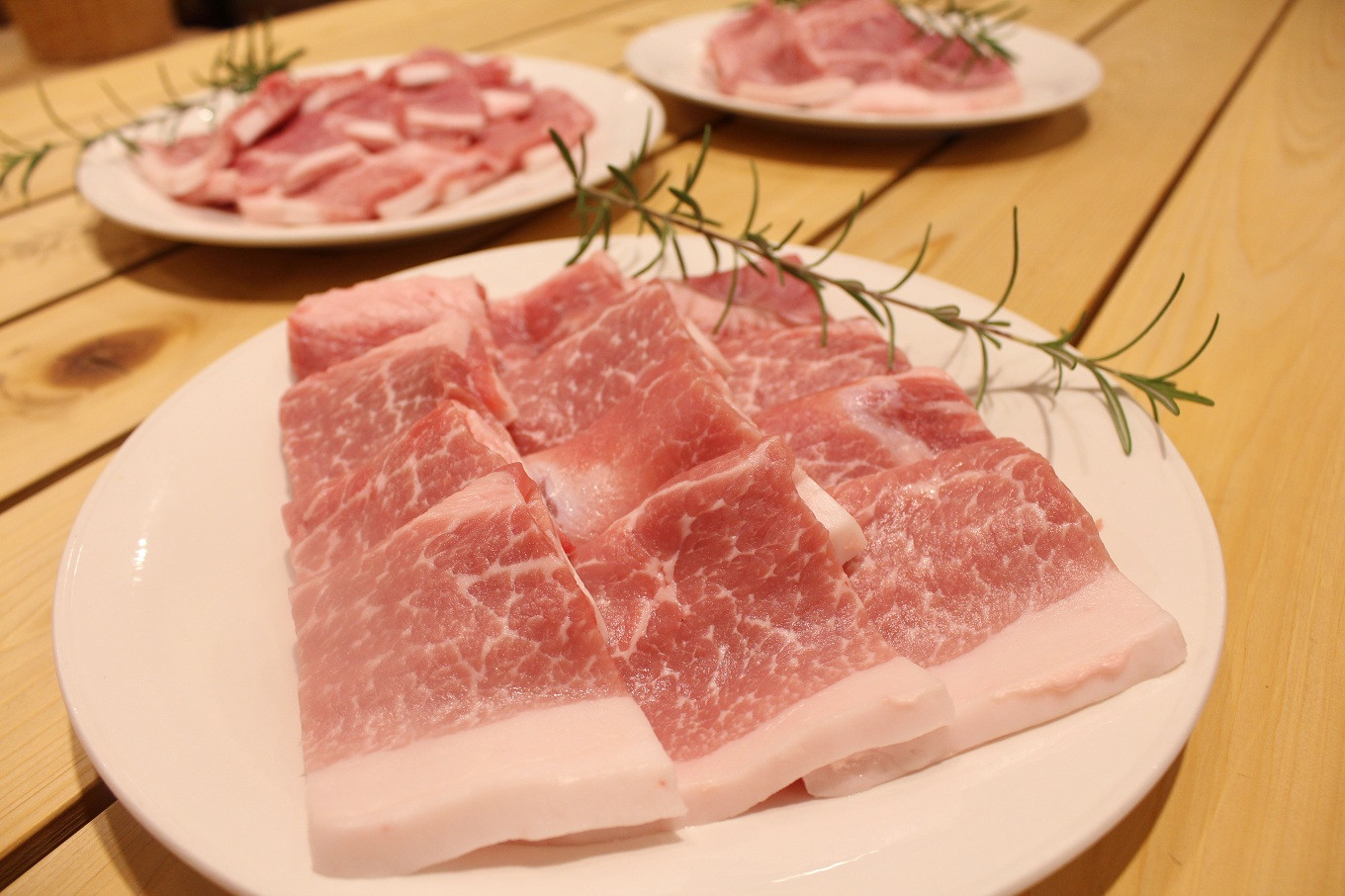 京丹波高原豚モモ肉の焼き肉1.3kg。