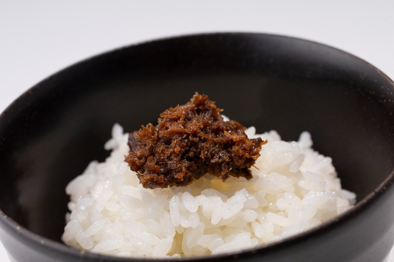 そぼろ煮には、地元特産・丹波黒大豆を原材料にした味噌を使用。