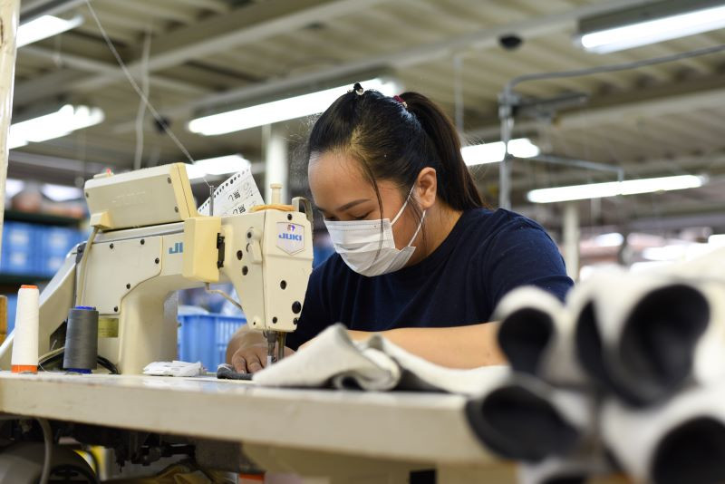 縫製もすべて工場内でベテランスタッフが手掛けます。