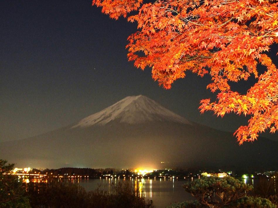 紅葉と暮れなずむ富士を湖面に映す秋の黄昏