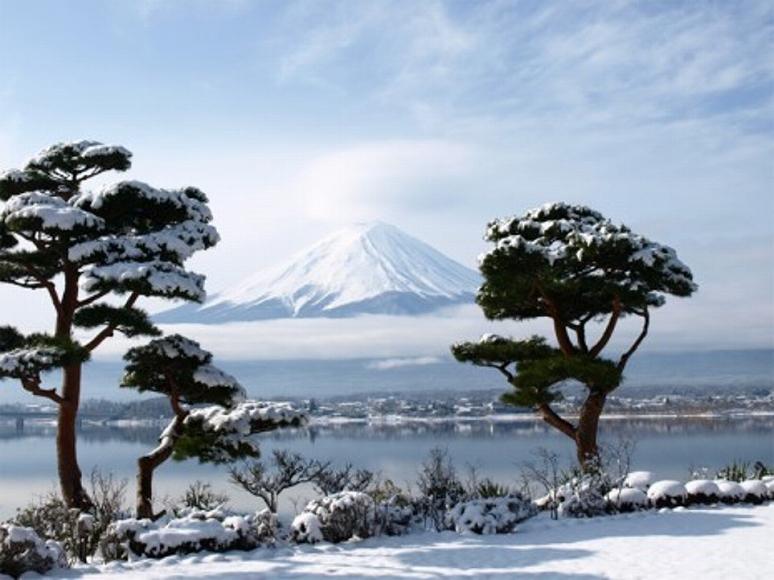 一面の銀世界の中、凛と澄んだ大気にたつ富士の弧峰