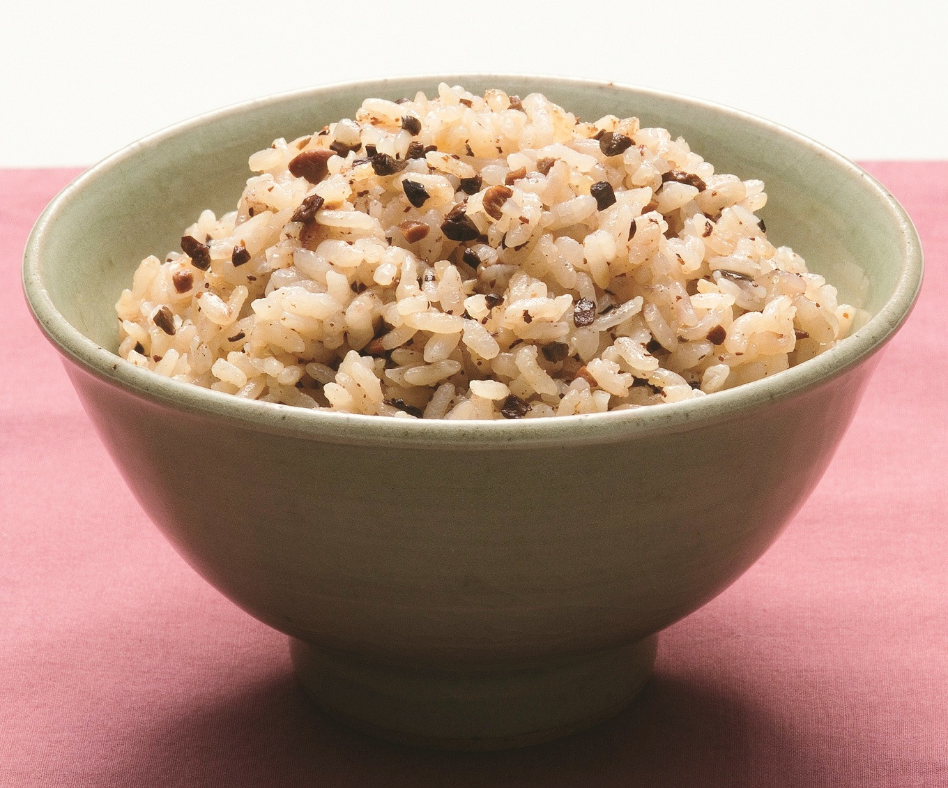 「黒豆ごはんの素」は、お米と一緒に炊くだけの簡単調理。
