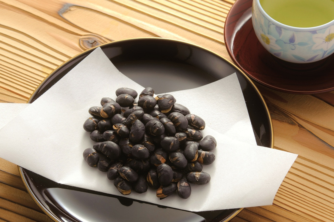 京丹波町の製茶工場「宇治川製茶店」が手がける黒豆のお菓子。