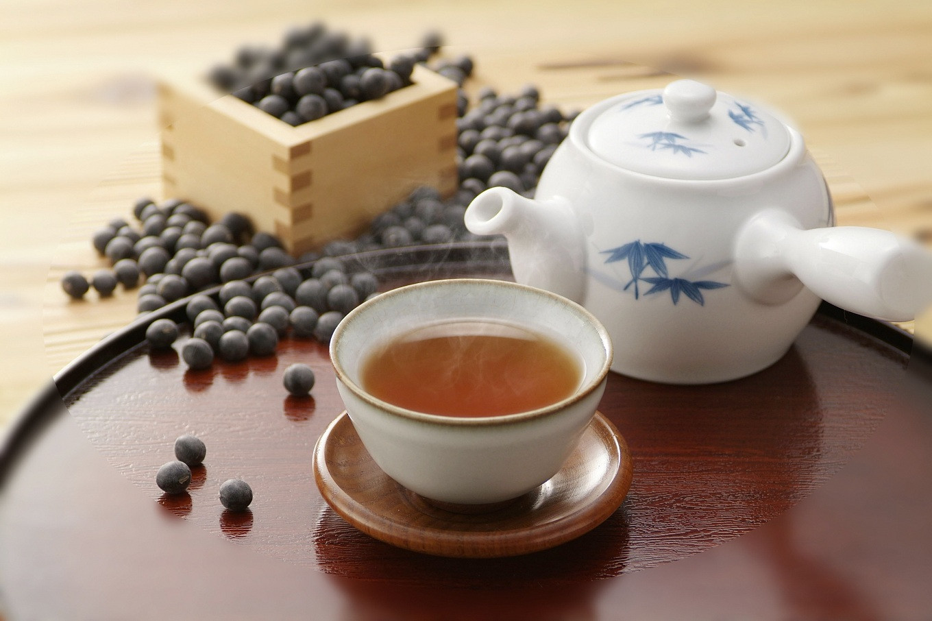 丹波黒大豆の香ばしい香りが楽しめる黒豆茶です。