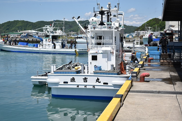 当社の漁業部門の(有)三水漁業　鮭定置網漁船「漁吉丸」