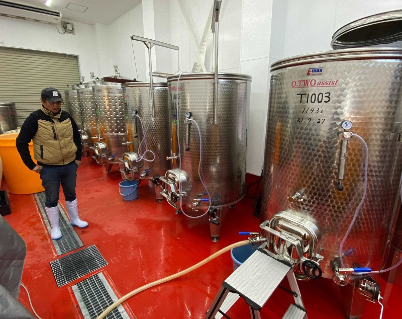 雑菌を防ぐため低温に設定された醸造施設で管理しています。